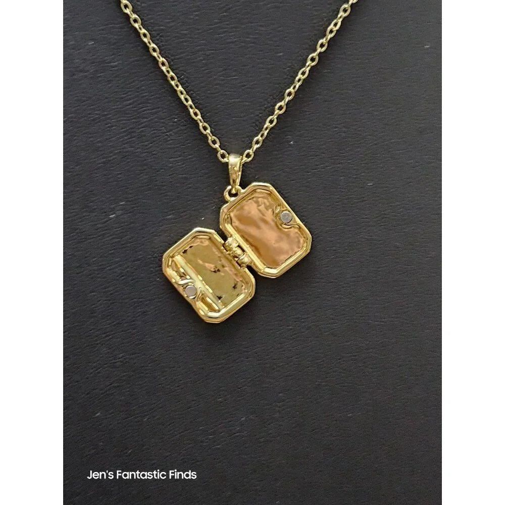 Gold Greenwich Locket Necklace With‎ Chain New